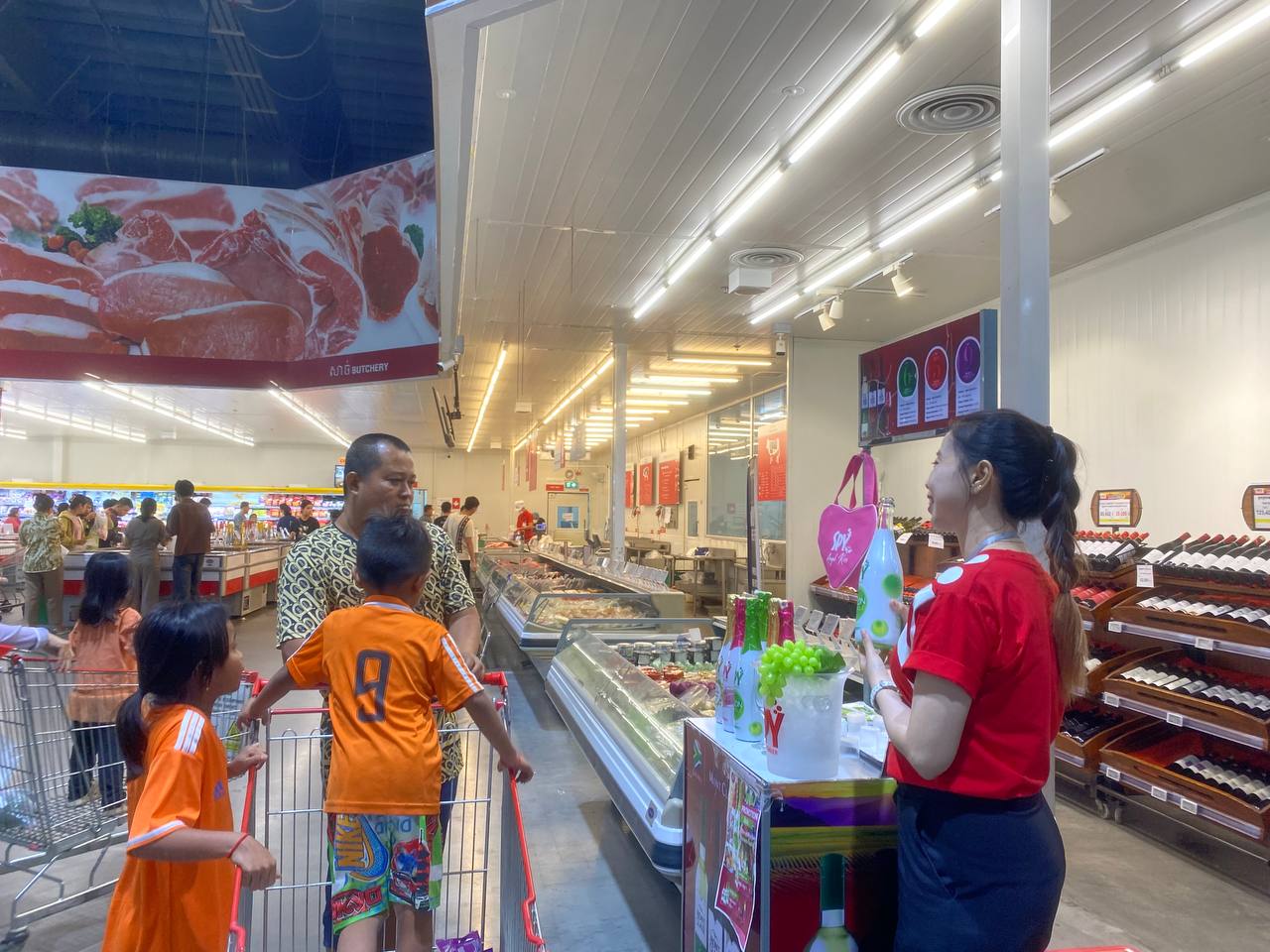 SPY Sparkle Fruit Revolutionizing FMCG Distribution with Da Houg Heng at Makro Cambodia - Image 29